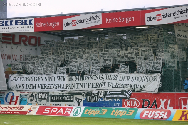 Ried - Sturm Graz
Oesterreichische Fussball Bundesliga, 19. Runde,  SV Ried - SK Sturm Graz, Arena Ried, 17.12.2011. 

Foto zeigt Fans von Sturm mit einer Choreografie
