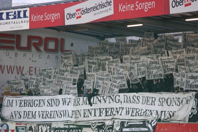 Ried - Sturm Graz
Oesterreichische Fussball Bundesliga, 19. Runde,  SV Ried - SK Sturm Graz, Arena Ried, 17.12.2011. 

Foto zeigt Fans von Sturm mit einer Choreografie
