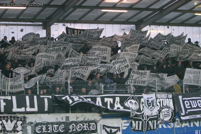 Ried - Sturm Graz
Oesterreichische Fussball Bundesliga, 19. Runde,  SV Ried - SK Sturm Graz, Arena Ried, 17.12.2011. 

Foto zeigt Fans von Sturm mit einer Choreografie
