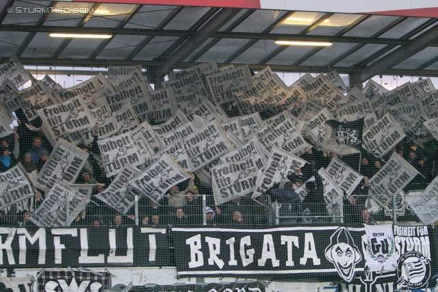 Ried - Sturm Graz
Oesterreichische Fussball Bundesliga, 19. Runde,  SV Ried - SK Sturm Graz, Arena Ried, 17.12.2011. 

Foto zeigt Fans von Sturm mit einer Choreografie
