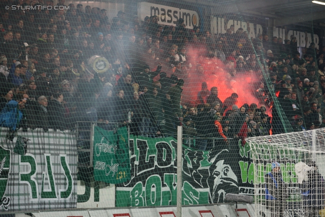 Ried - Sturm Graz
Oesterreichische Fussball Bundesliga, 19. Runde,  SV Ried - SK Sturm Graz, Arena Ried, 17.12.2011. 

Foto zeigt Fans von Ried
Schlüsselwörter: pyrotechnik