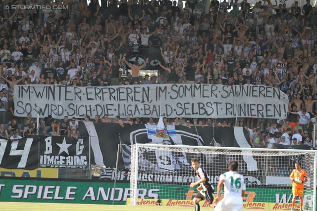 Sturm Graz - Rapid Wien
Oesterreichische Fussball Bundesliga, 3. Runde, SK Sturm Graz - SK Rapid Wien, Stadion Liebenau Graz, 04.08.2013. 

Foto zeigt Fans von Sturm mit einem Spruchband
