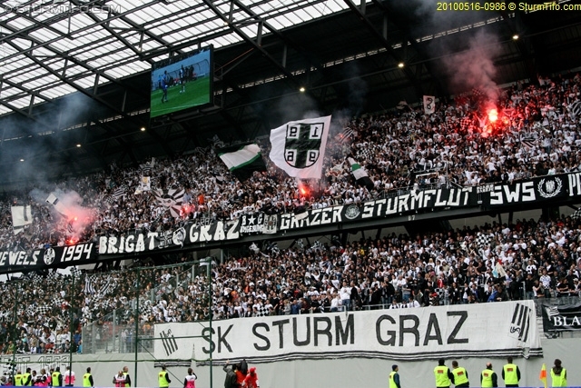 Schlüsselwörter: spruchband pyro fahne