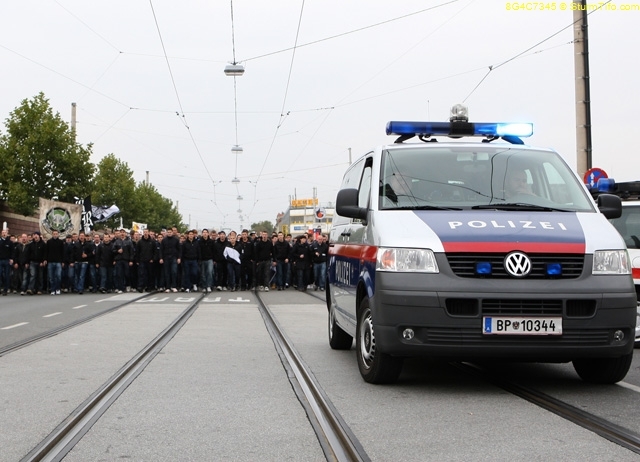 Schlüsselwörter: corteo polizei