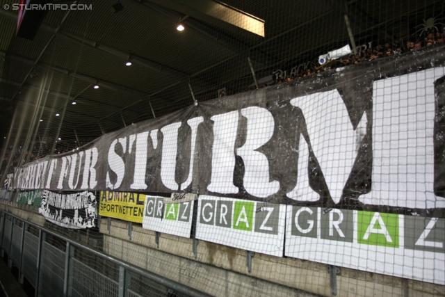 Oesterreichische Fussball Bundesliga, 20. Runde,  SK Sturm Graz vs Kapfenberger SV, Stadion Liebenau, 12.2.2011. 

Foto zeigt Fans von Sturm mit einem Spruchband
