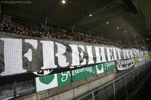 Oesterreichische Fussball Bundesliga, 20. Runde,  SK Sturm Graz vs Kapfenberger SV, Stadion Liebenau, 12.2.2011. 

Foto zeigt Fans von Sturm mit einem Spruchband
