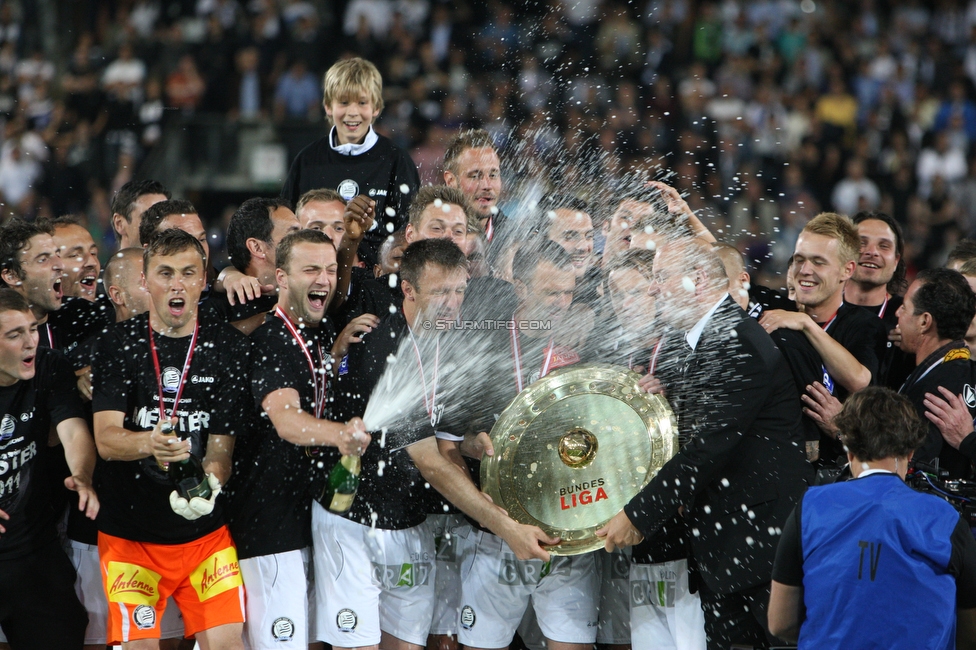 Sturm Graz - Innsbruck
Oesterreichische Fussball Bundesliga, 36. Runde, SK Sturm Graz - FC Wacker Innsbruck, Stadion Liebenau, 25.5.2011. 

Foto zeigt die Mannschaft von Sturm und Hans Rinner (Praesident Bundesliga) mit dem Meisterteller
