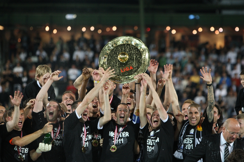 Sturm Graz - Innsbruck
Oesterreichische Fussball Bundesliga, 36. Runde, SK Sturm Graz - FC Wacker Innsbruck, Stadion Liebenau, 25.5.2011. 

Foto zeigt die Mannschaft von Sturm mit dem Meisterteller
