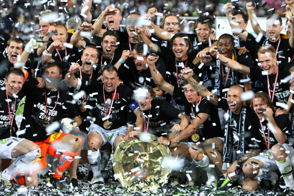 Sturm Graz - Innsbruck
Oesterreichische Fussball Bundesliga, 36. Runde, SK Sturm Graz - FC Wacker Innsbruck, Stadion Liebenau, 25.5.2011. 

Foto zeigt die Mannschaft von Sturm mit dem Meisterteller
