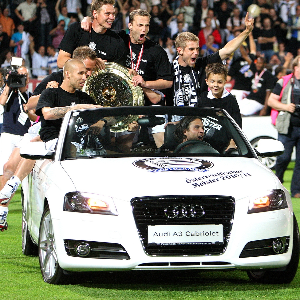 Sturm Graz - Innsbruck
Oesterreichische Fussball Bundesliga, 36. Runde, SK Sturm Graz - FC Wacker Innsbruck, Stadion Liebenau, 25.5.2011. 

Foto zeigt Patrick Wolf (Sturm), Roman Kienast (Sturm), Ferdinand Feldhofer (Sturm), Manuel Weber (Sturm) und Imre Szabics (Sturm) mit dem Meisterteller
