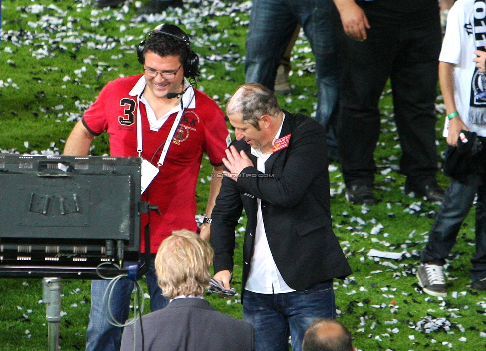 Sturm Graz - Innsbruck
Oesterreichische Fussball Bundesliga, 36. Runde, SK Sturm Graz - FC Wacker Innsbruck, Stadion Liebenau, 25.5.2011. 

Foto zeigt Franco Foda (Cheftrainer Sturm) nach der Kopfrasur
