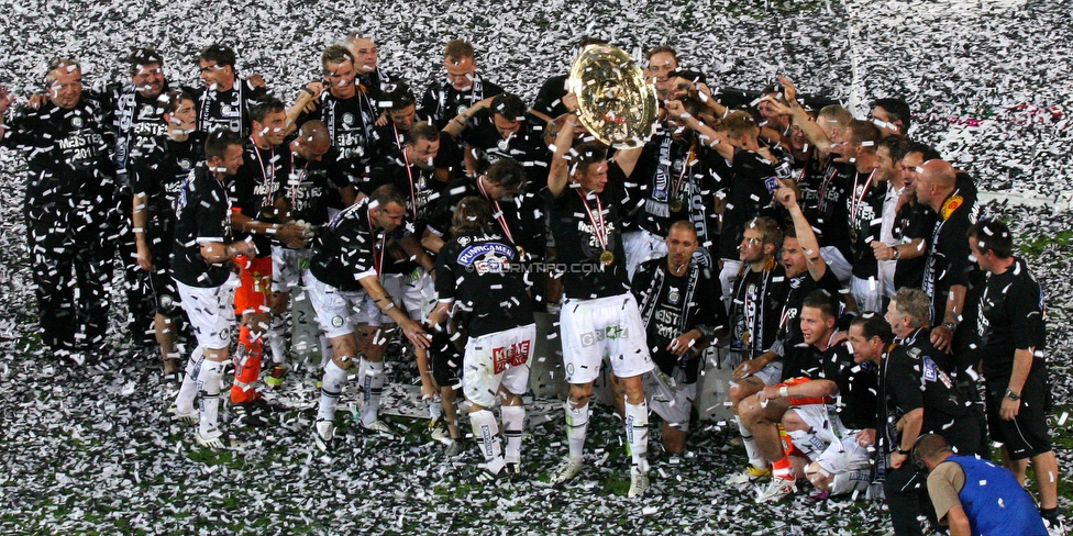 Sturm Graz - Innsbruck
Oesterreichische Fussball Bundesliga, 36. Runde, SK Sturm Graz - FC Wacker Innsbruck, Stadion Liebenau, 25.5.2011. 

Foto zeigt die Mannschaft von Sturm mit dem Meisterteller
