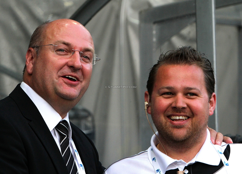 Sturm Graz - Innsbruck
Oesterreichische Fussball Bundesliga, 36. Runde, SK Sturm Graz - FC Wacker Innsbruck, Stadion Liebenau, 25.5.2011. 

Foto zeigt Hans Rinner (Praesident Bundesliga) und Bruno Huetter (Mitarbeiter Sturm)
