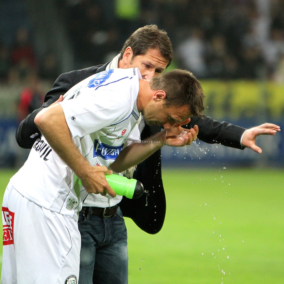 Sturm Graz - Innsbruck
Oesterreichische Fussball Bundesliga, 36. Runde, SK Sturm Graz - FC Wacker Innsbruck, Stadion Liebenau, 25.5.2011. 

Foto zeigt Franco Foda (Cheftrainer Sturm) und Samir Muratovic (Sturm)
Schlüsselwörter: einwechselung taktik