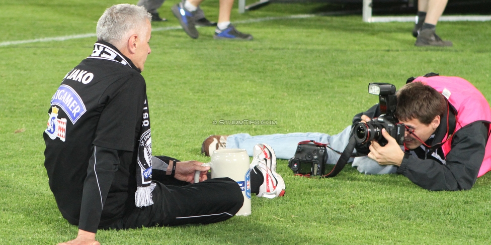 Sturm Graz - Innsbruck
Oesterreichische Fussball Bundesliga, 36. Runde, SK Sturm Graz - FC Wacker Innsbruck, Stadion Liebenau, 25.5.2011. 

Foto zeigt Heinz Holzer (Masseur Sturm) und einen Pressefotografen
