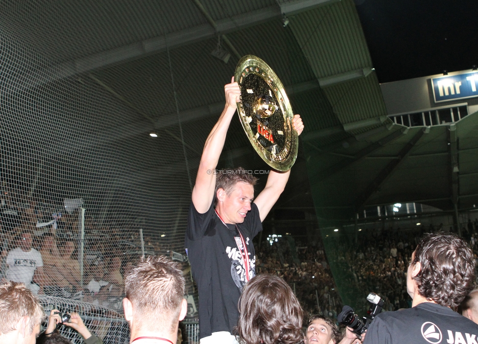 Sturm Graz - Innsbruck
Oesterreichische Fussball Bundesliga, 36. Runde, SK Sturm Graz - FC Wacker Innsbruck, Stadion Liebenau, 25.5.2011. 

Foto zeigt Roman Kienast (Sturm) mit dem Meisterteller
