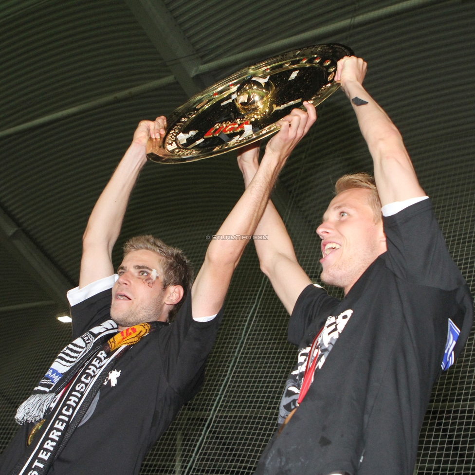 Sturm Graz - Innsbruck
Oesterreichische Fussball Bundesliga, 36. Runde, SK Sturm Graz - FC Wacker Innsbruck, Stadion Liebenau, 25.5.2011. 

Foto zeigt Manuel Weber (Sturm) und Dominic Puercher (Sturm) mit dem Meisterteller
