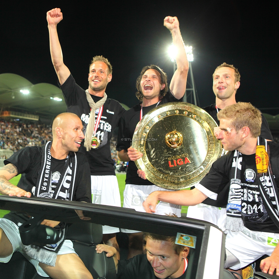 Sturm Graz - Innsbruck
Oesterreichische Fussball Bundesliga, 36. Runde, SK Sturm Graz - FC Wacker Innsbruck, Stadion Liebenau, 25.5.2011. 

Foto zeigt Patrick Wolf (Sturm), Martin Ehrenreich (Sturm), Imre Szabics (Sturm), Ferdinand Feldhofer (Sturm)  und Manuel Weber (Sturm) mit dem Meisterteller
