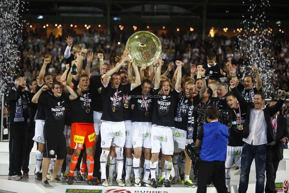 Sturm Graz - Innsbruck
Oesterreichische Fussball Bundesliga, 36. Runde, SK Sturm Graz - FC Wacker Innsbruck, Stadion Liebenau, 25.5.2011. 

Foto zeigt die Mannschaft von Sturm mit dem Meisterteller
