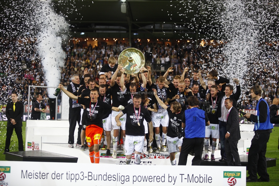 Sturm Graz - Innsbruck
Oesterreichische Fussball Bundesliga, 36. Runde, SK Sturm Graz - FC Wacker Innsbruck, Stadion Liebenau, 25.5.2011. 

Foto zeigt die Mannschaft von Sturm mit dem Meisterteller
