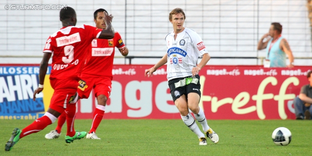 Admira - Sturm Graz
Oesterreichische Fussball Bundesliga, 7. Runde,  FC Admira - SK Sturm Graz, Stadion Suedstadt, 10.9.2011. 

Foto zeigt Issiaka Ouedraogo (Admira) und Andreas Hoelzl (Sturm)
