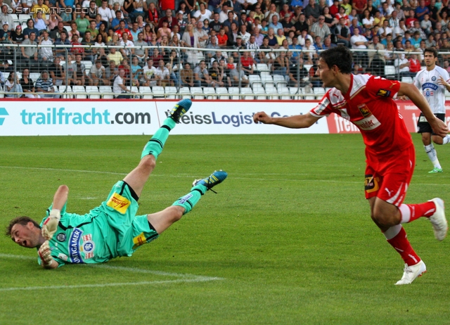 Admira - Sturm Graz
Oesterreichische Fussball Bundesliga, 7. Runde,  FC Admira - SK Sturm Graz, Stadion Suedstadt, 10.9.2011. 

Foto zeigt Christian Gratzei (Sturm) und Philipp Hosiner (Admira)
Schlüsselwörter: tor