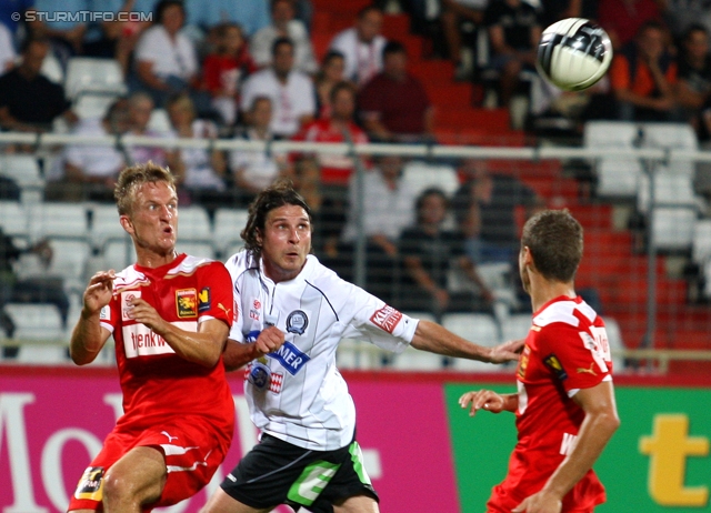 Admira - Sturm Graz
Oesterreichische Fussball Bundesliga, 7. Runde,  FC Admira - SK Sturm Graz, Stadion Suedstadt, 10.9.2011. 

Foto zeigt Richard Windbichler (Admira) und Imre Szabics (Sturm)
Schlüsselwörter: kopfball