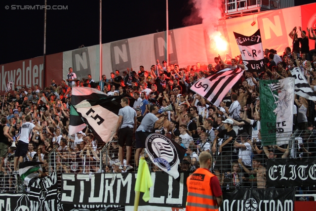 Admira - Sturm Graz
Oesterreichische Fussball Bundesliga, 7. Runde,  FC Admira - SK Sturm Graz, Stadion Suedstadt, 10.9.2011. 

Foto zeigt Fans von Sturm
Schlüsselwörter: pyrotechnik