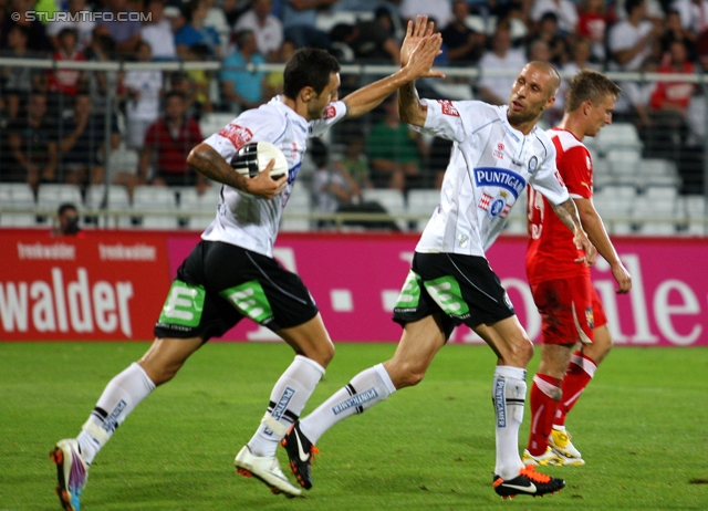 Admira - Sturm Graz
Oesterreichische Fussball Bundesliga, 7. Runde,  FC Admira - SK Sturm Graz, Stadion Suedstadt, 10.9.2011. 

Foto zeigt Darko Bodul (Sturm) und Patrick Wolf (Sturm)
Schlüsselwörter: torjubel