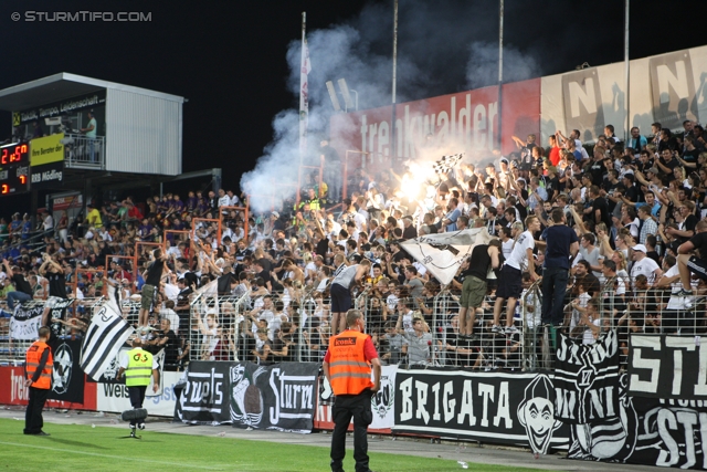 Admira - Sturm Graz
Oesterreichische Fussball Bundesliga, 7. Runde,  FC Admira - SK Sturm Graz, Stadion Suedstadt, 10.9.2011. 

Foto zeigt Fans von Sturm
Schlüsselwörter: pyrotechnik