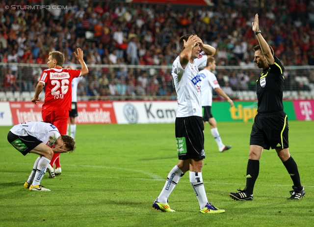 Admira - Sturm Graz
Oesterreichische Fussball Bundesliga, 7. Runde,  FC Admira - SK Sturm Graz, Stadion Suedstadt, 10.9.2011. 

Foto zeigt Andreas Hoelzl (Sturm), Daniel Toth (Admira), Samir Muratovic (Sturm) und Schiedsrichter Gerhard Grobelnik
Schlüsselwörter: aerger