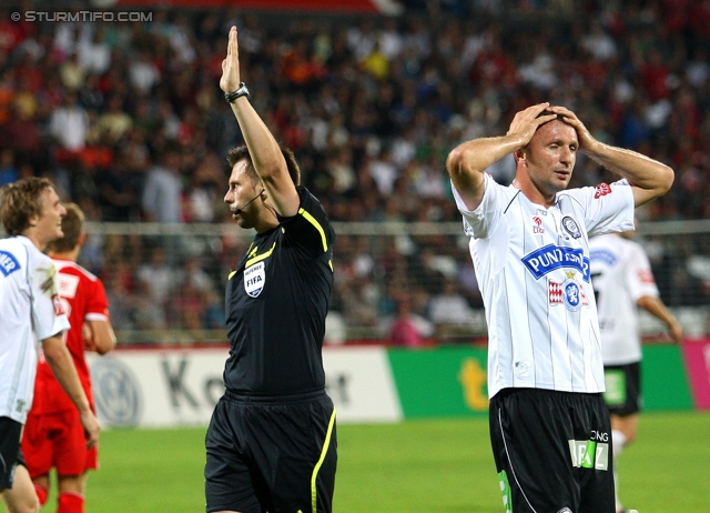 Admira - Sturm Graz
Oesterreichische Fussball Bundesliga, 7. Runde,  FC Admira - SK Sturm Graz, Stadion Suedstadt, 10.9.2011. 

Foto zeigt Schiedsrichter Gerhard Grobelnik und Samir Muratovic (Sturm)
