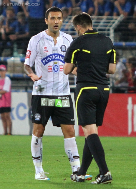 Admira - Sturm Graz
Oesterreichische Fussball Bundesliga, 7. Runde,  FC Admira - SK Sturm Graz, Stadion Suedstadt, 10.9.2011. 

Foto zeigt Darko Bodul (Sturm) und Schiedsrichter Gerhard Grobelnik
Schlüsselwörter: rote