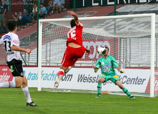 Admira - Sturm Graz
Oesterreichische Fussball Bundesliga, 7. Runde,  FC Admira - SK Sturm Graz, Stadion Suedstadt, 10.9.2011. 

Foto zeigt Thomas Burgstaller (Sturm), Philipp Hosiner (Admira) und Christian Gratzei (Sturm)
Schlüsselwörter: tor