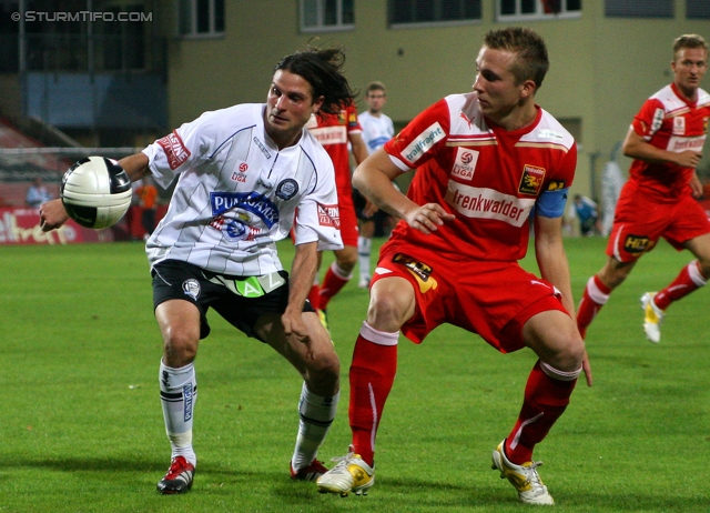 Admira - Sturm Graz
Oesterreichische Fussball Bundesliga, 7. Runde,  FC Admira - SK Sturm Graz, Stadion Suedstadt, 10.9.2011. 

Foto zeigt Imre Szabics (Sturm) und Christopher Dibon (Admira)
