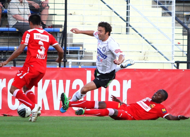 Admira - Sturm Graz
Oesterreichische Fussball Bundesliga, 7. Runde,  FC Admira - SK Sturm Graz, Stadion Suedstadt, 10.9.2011. 

Foto zeigt Stephan Palla (Admira) , Joachim Standfest (Sturm) und Issiaka Ouedraogo (Admira)
Schlüsselwörter: foul