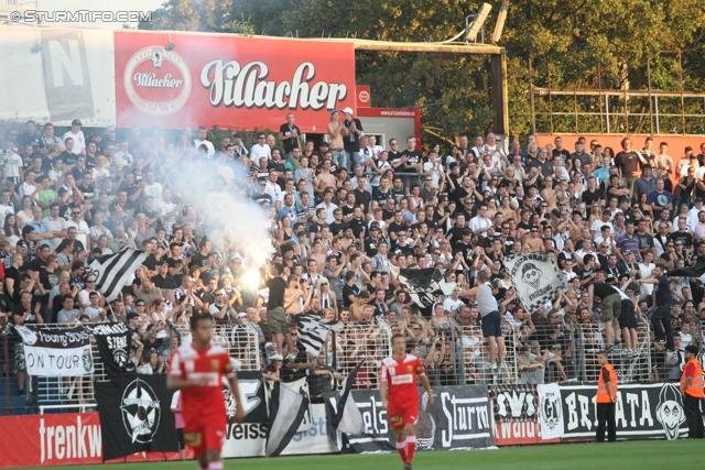 Admira - Sturm Graz
Oesterreichische Fussball Bundesliga, 7. Runde,  FC Admira - SK Sturm Graz, Stadion Suedstadt, 10.9.2011. 

Foto zeigt Fans von Sturm
Schlüsselwörter: pyrotechnik