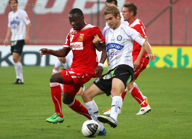 Admira - Sturm Graz
Oesterreichische Fussball Bundesliga, 7. Runde,  FC Admira - SK Sturm Graz, Stadion Suedstadt, 10.9.2011. 

Foto zeigt Issiaka Ouedraogo (Admira) und Manuel Weber (Sturm)
Schlüsselwörter: zweikampf