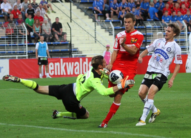 Admira - Sturm Graz
Oesterreichische Fussball Bundesliga, 7. Runde,  FC Admira - SK Sturm Graz, Stadion Suedstadt, 10.9.2011. 

Foto zeigt Patrick Tischler (Admira) und Andreas Hoelzl (Sturm)
Schlüsselwörter: torchance