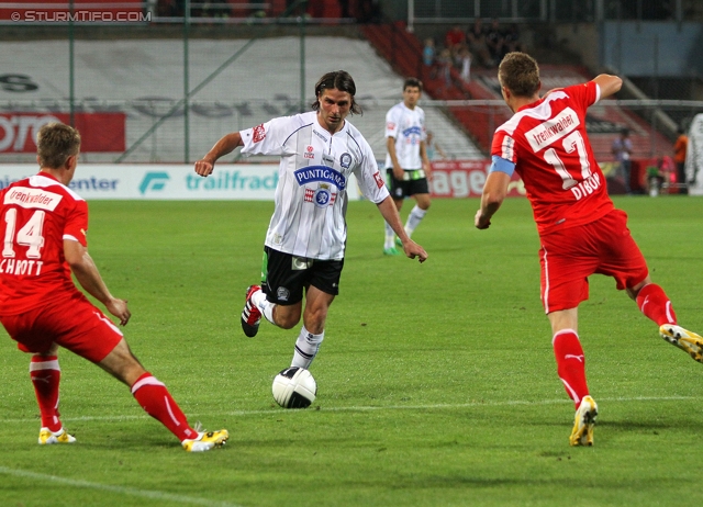 Admira - Sturm Graz
Oesterreichische Fussball Bundesliga, 7. Runde,  FC Admira - SK Sturm Graz, Stadion Suedstadt, 10.9.2011. 

Foto zeigt Andreas Schrott (Admira), Imre Szabics (Sturm) und Christopher Dibon (Admira)
