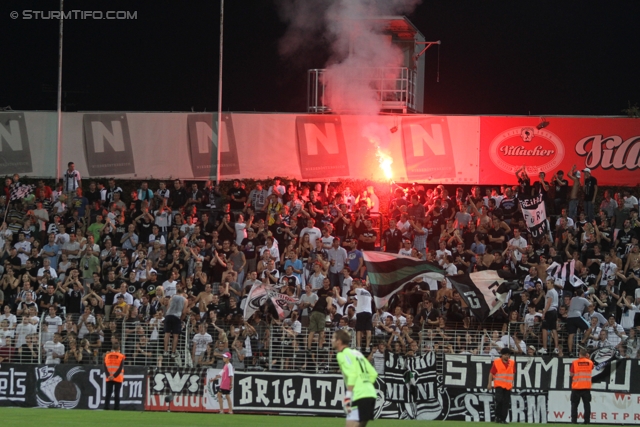 Admira - Sturm Graz
Oesterreichische Fussball Bundesliga, 7. Runde,  FC Admira - SK Sturm Graz, Stadion Suedstadt, 10.9.2011. 

Foto zeigt Fans von Sturm
Schlüsselwörter: pyrotechnik