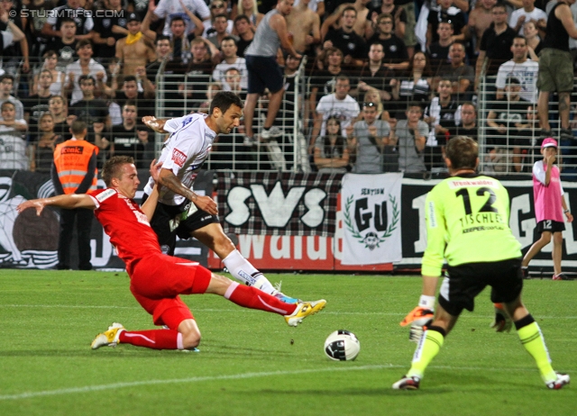 Admira - Sturm Graz
Oesterreichische Fussball Bundesliga, 7. Runde,  FC Admira - SK Sturm Graz, Stadion Suedstadt, 10.9.2011. 

Foto zeigt Darko Bodul (Sturm) und Patrick Tischler (Admira)
Schlüsselwörter: tor