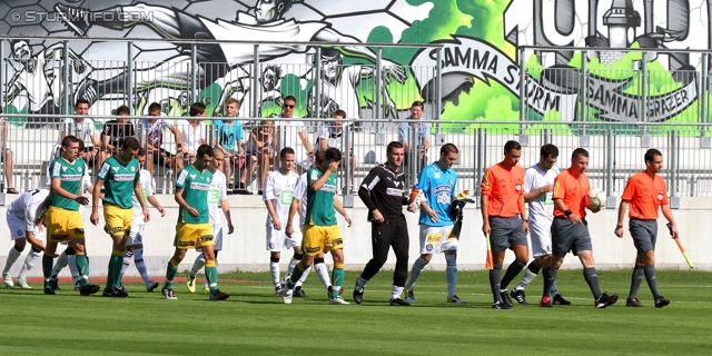 Sturm Amateure - Voecklamarkt
Regionalliga Mitte, 6. Runde,  Sturm Graz Amateure - UVB Voecklamarkt, Trainingszentrum Messendorf, 11.9.2011. 

Foto zeigt die Mannschaft der Sturm Amateure, die Mannschaft von Voecklamarkt und das Schiedsrichterteam
