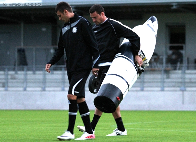 Vorberichte Sturm-Lok Moskau
UEFA Europa League Gruppenphase 1. Spieltag,  Vorberichte SK Sturm Graz - FC Lokomotiv Moskau, Pressekonferenz und Abschlusstraining, Trainingszentrum Messendorf, 14.9.2011. 

Foto zeigt Milan Dudic (Sturm) und Silvije Cavlina (Sturm)
