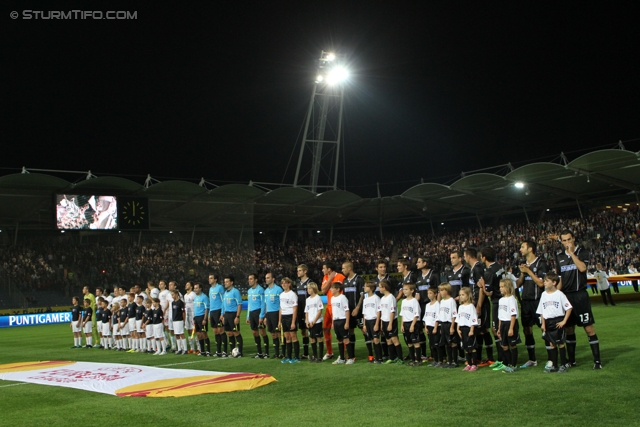 Sturm-Lok Moskau
UEFA Europa League Gruppenphase 1. Spieltag,  SK Sturm Graz - FC Lokomotiv Moskau, Stadion Liebenau, 15.9.2011. 

Foto zeigt die Mannschaft von Lok Moskau, das Schiedsrichterteam und die Mannschaft von Sturm
