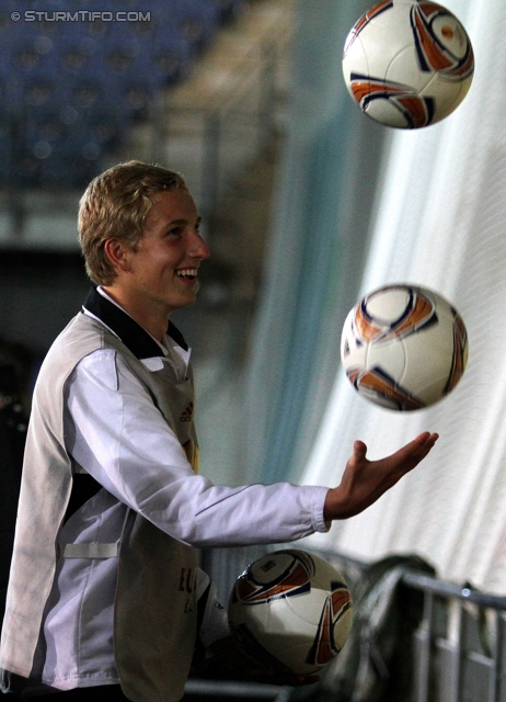 Sturm-Lok Moskau
UEFA Europa League Gruppenphase 1. Spieltag,  SK Sturm Graz - FC Lokomotiv Moskau, Stadion Liebenau, 15.9.2011. 

Foto zeigt einen Balljungen beim Jonglieren von Baellen
