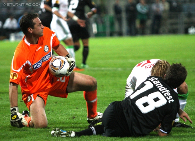 Sturm-Lok Moskau
UEFA Europa League Gruppenphase 1. Spieltag,  SK Sturm Graz - FC Lokomotiv Moskau, Stadion Liebenau, 15.9.2011. 

Foto zeigt Silvije Cavlina (Sturm) und Joachim Standfest (Sturm)
