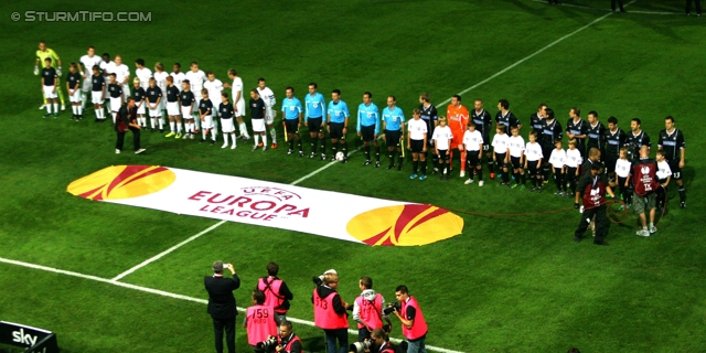 Sturm-Lok Moskau
UEFA Europa League Gruppenphase 1. Spieltag,  SK Sturm Graz - FC Lokomotiv Moskau, Stadion Liebenau, 15.9.2011. 

Foto zeigt die Mannschaft von Lok Moskau, das Schiedsrichterteam und die Mannschaft von Sturm
