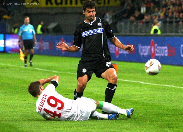 Sturm-Lok Moskau
UEFA Europa League Gruppenphase 1. Spieltag,  SK Sturm Graz - FC Lokomotiv Moskau, Stadion Liebenau, 15.9.2011. 

Foto zeigt Roman Shishkin (Lok Moskau) und Giorgi Popkhadze (Sturm)
