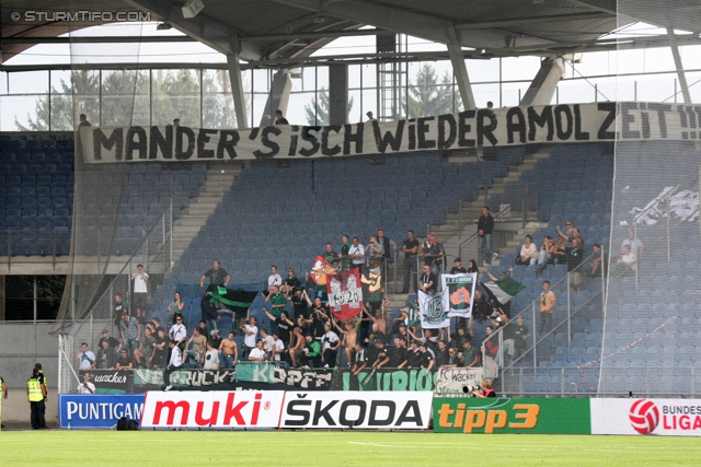 Sturm Graz - Innsbruck
Oesterreichische Fussball Bundesliga, 8. Runde,  SK Sturm Graz - FC Wacker Innsbruck, Stadion Liebenau Graz, 18.9.2011. 

Foto zeigt Fans von Wacker Innsbruck mit einem Spruchband
